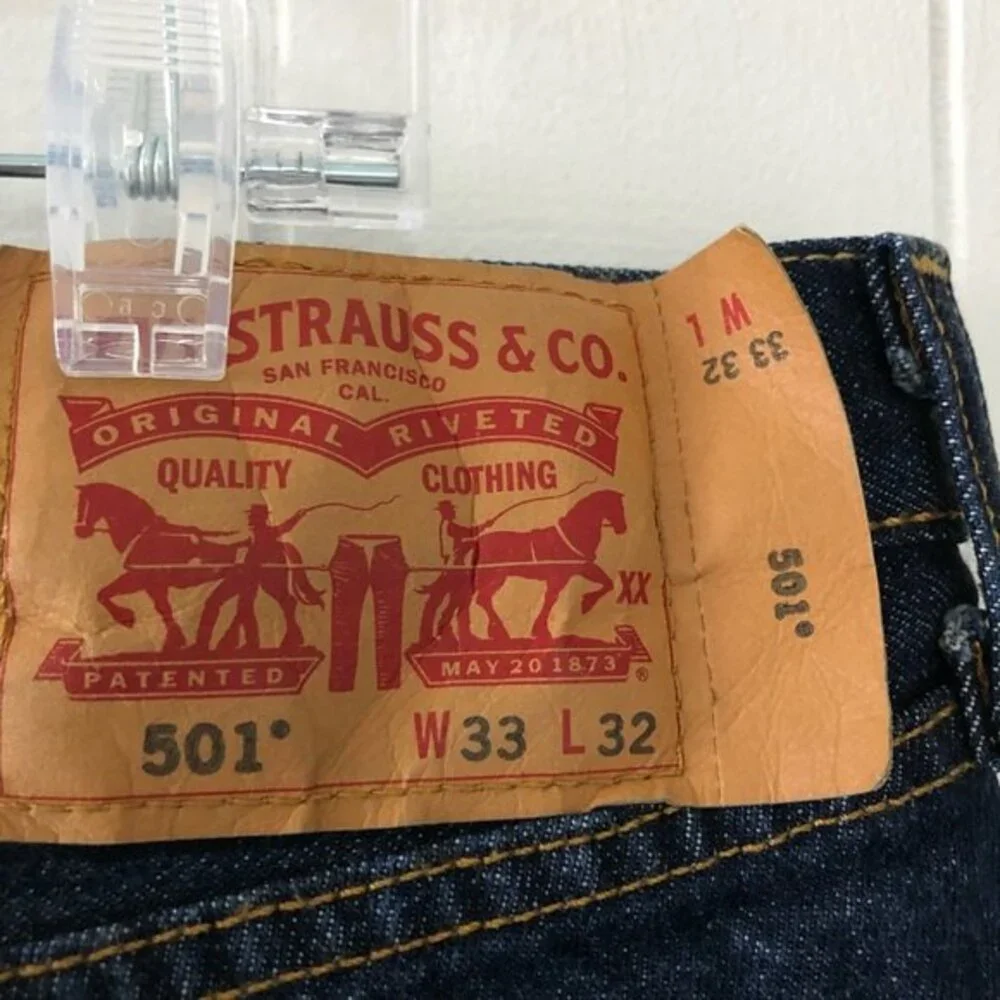 Levi’s straight leg button fly jeans size W33 L32